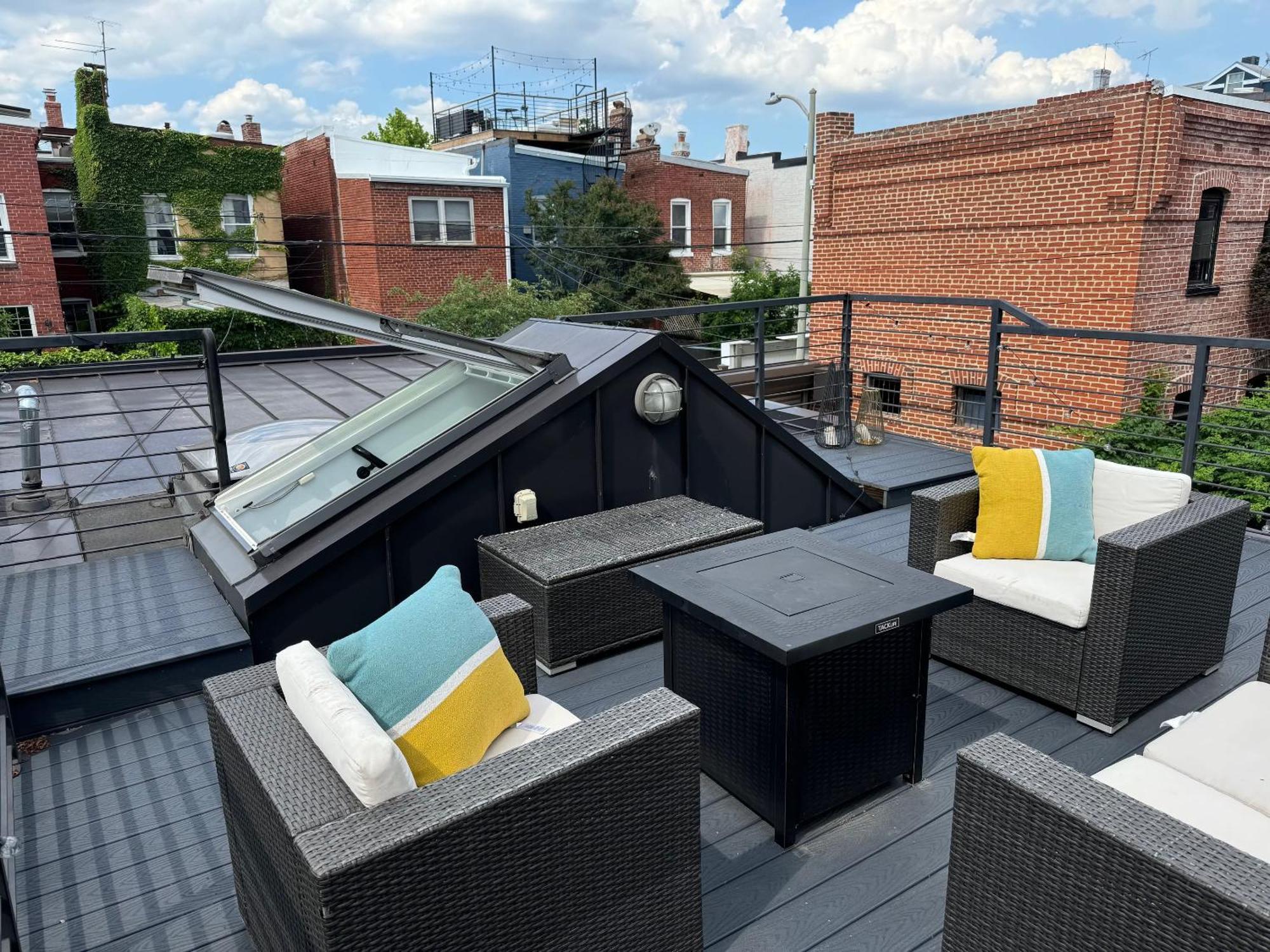 Curious Carriage Rooftop In Shaw Washington Kültér fotó